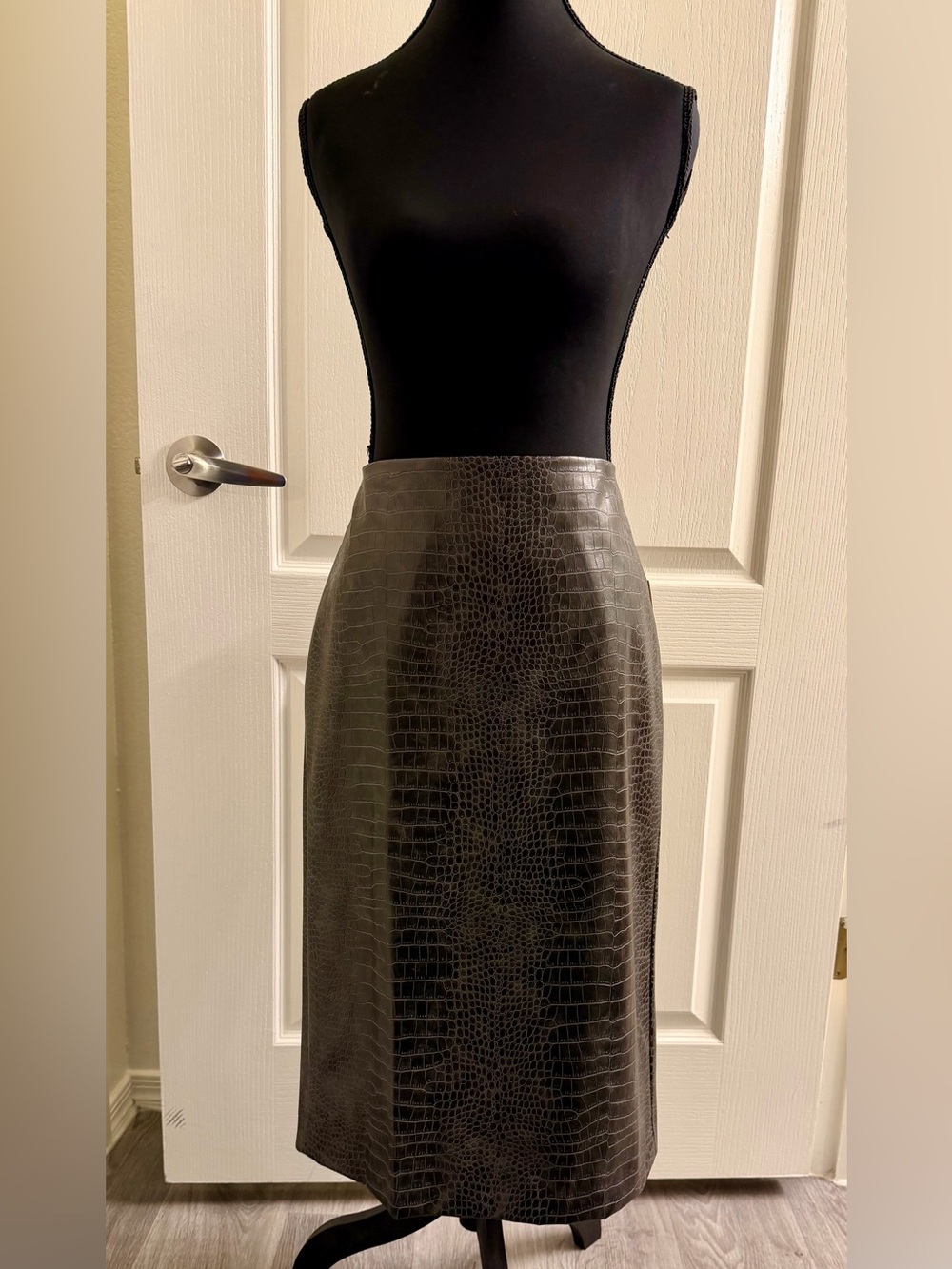 Anne Klein Black/Gray Croc-Embossed Midi Pencil Skirt